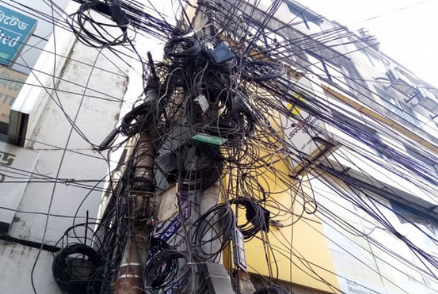 বৈদ্যুতিক খুঁটিতে ঝুলে রয়েছে ইন্টারনেট